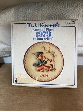 Hummel Goebel Decorative Collector Plate in Cream and Red
